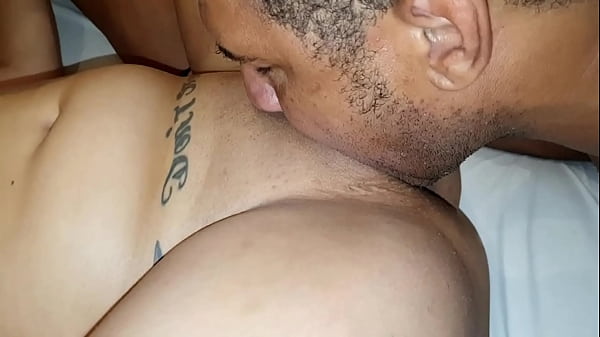 Sexo a 3 real amador interracial com a atriz porno de S&atilde;o Paulo Caroline moraes e os amigos do Rio de Janeiro  