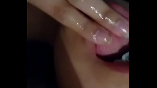 Se chupa los dedos con sus fluidos