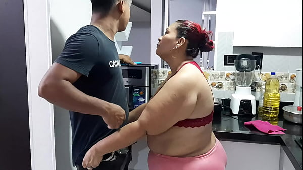 A mi madrastra le gusta tener mi polla siempre. Parte 1. Hace unas buenas mamadas  