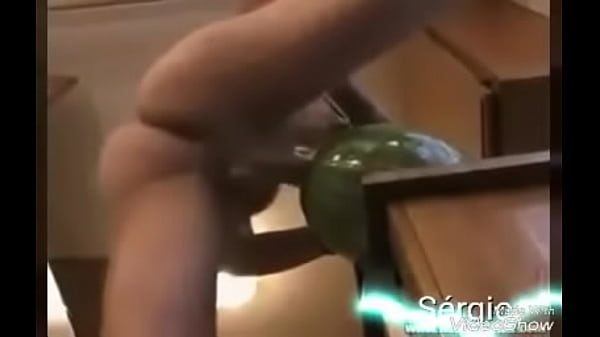 homen fodendo a melancia sem d&oacute;