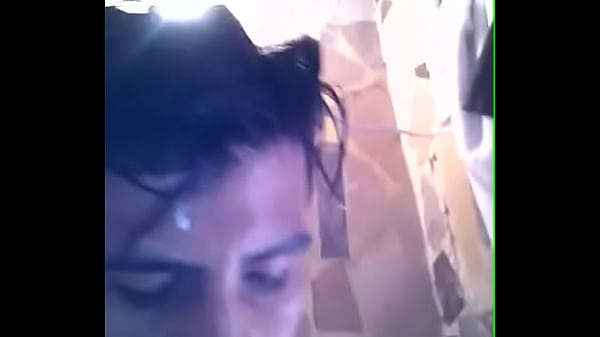 Chico sexy gay ba&ntilde;&aacute;ndose