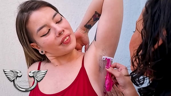 Amiga safada queria que eu ajudasse ela a se depilar, quem vai negar de depilar uma gostosa dessa ?