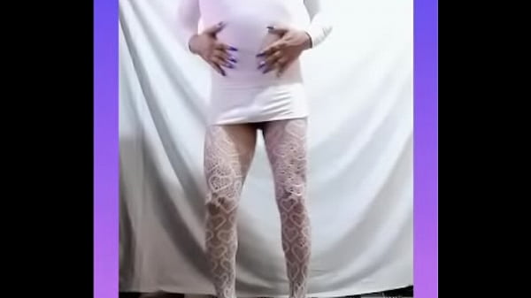 mariann mar en falda y medias 