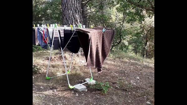 &Ocirc;ter son maillot string et pisser juste apr&egrave;s dehors