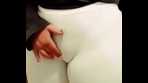 6953945 me masturbando sobre legging branca e peitoes de fora