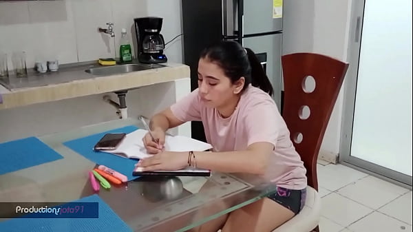 mi madrastra es buena para el estudio, me da unas muy buenas asesor&iacute;as sus m&eacute;todos me encanta y como me masturba