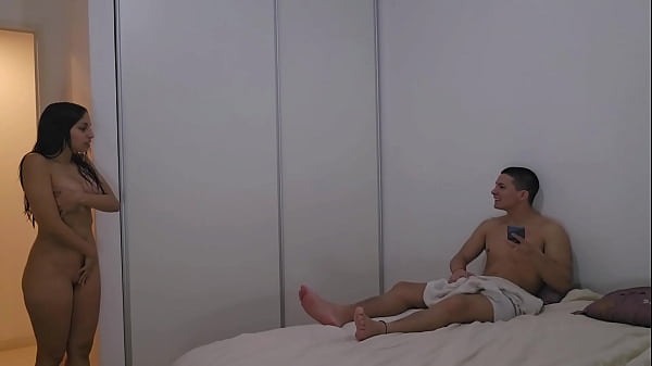 Le escondo la toalla a mi hermanastra solo como pretexto para cojerla rico