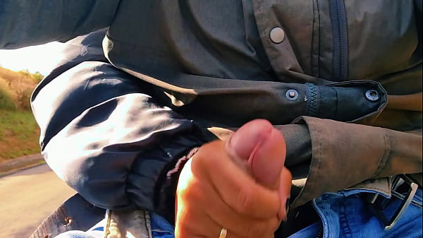 HOTWIFE Safada bateu uma na estrada at&eacute; gozar!!! QUASE FOMOS PEGOS / Naughty HOTWIFE jerked off on the road until she cum!! WE ALMOST GOT CAUGHT.