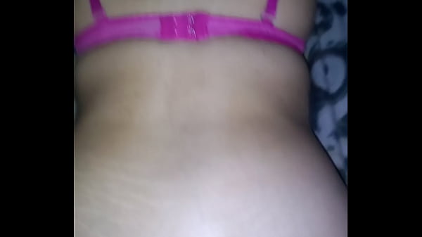 En cuatro patas recibiendo la verga mmmmmm rico  