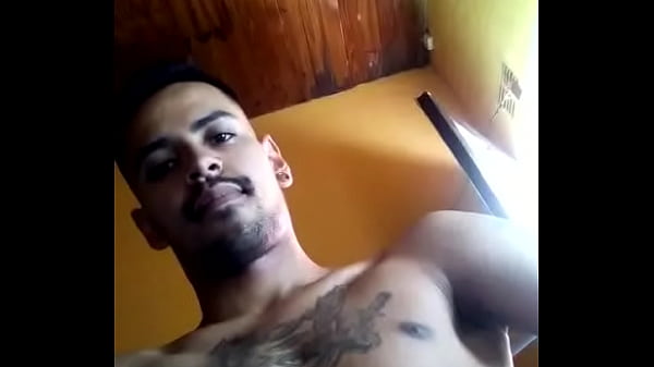 Gay se le para y no aguanta