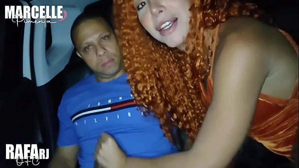 Estourei o cuzinho virgem da amiga trans da minha mulher!