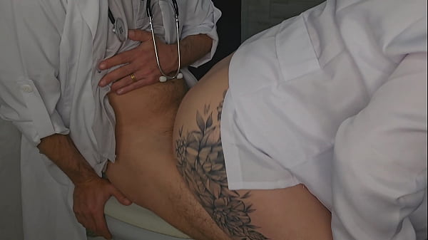 Enfermeira Safada Pega o Doutor no Banheiro do Hospital e a Surra de Sexo &eacute; de Emerg&ecirc;ncia!