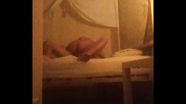 Hermanastra virgen coge con hermanastro en cuarto de hotel