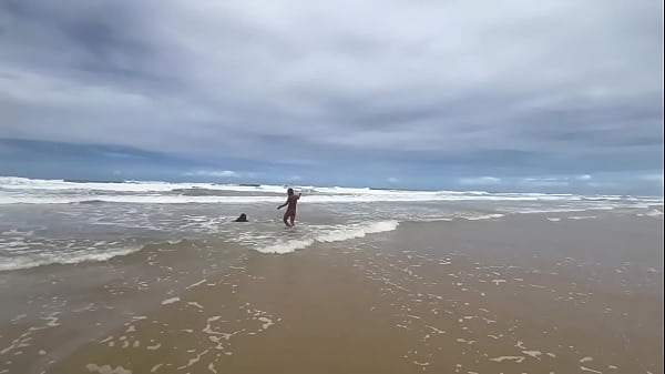 Casal faz putaria na praia na frente dos amigos.