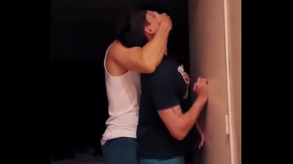 Despues de unas copas mi compa de cuarto pierde la razon me rompe la ropa y me folla