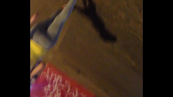 Gostosinha andando pela rua