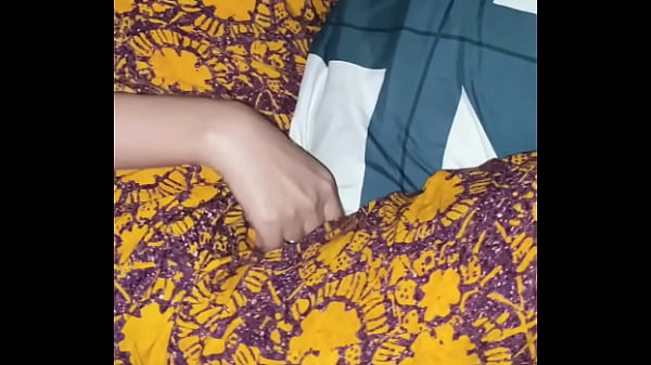 Ngintip Istri tetangga kost yang sengaja gak kunci kamar saat suaminya kerja, malah di ajak ngentot  