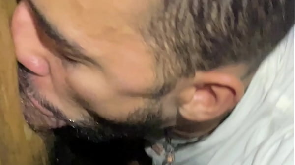 CASADO DESCARREGOU O TESAO EM CIMA DE MIM NAS CABINES PORNO.