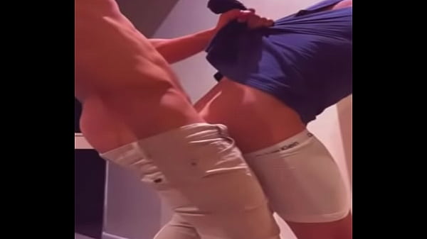 depsues de 3 meses encerrados en campamento militar mi compa&ntilde;ero me folla luego de unos tragos en el bar