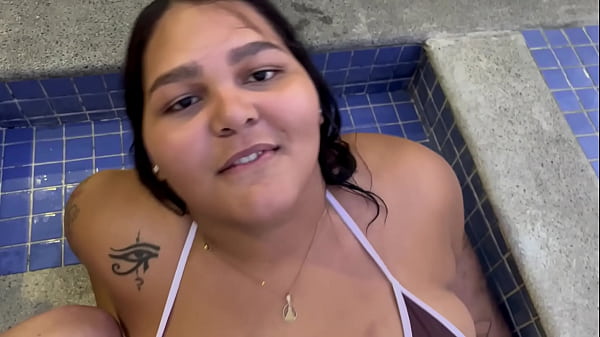A primeira vez da novinha Maria BBw de 20 anos no canal chupando meu pau escondido na piscina ! Ela mostrou que sabe chupar bem uma pica