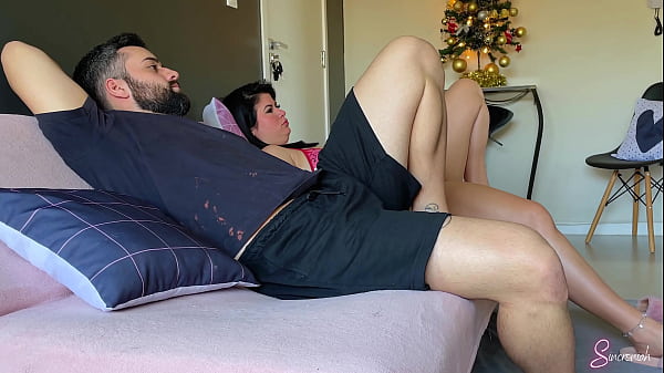 Eu Abri minha Meia-irm&atilde; Como se Ela Fosse meu Presente de Natal esta manh&atilde; 