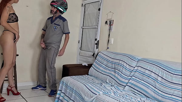 Marido manda esposa receber entrega do motoboy s&oacute; de calcinha
