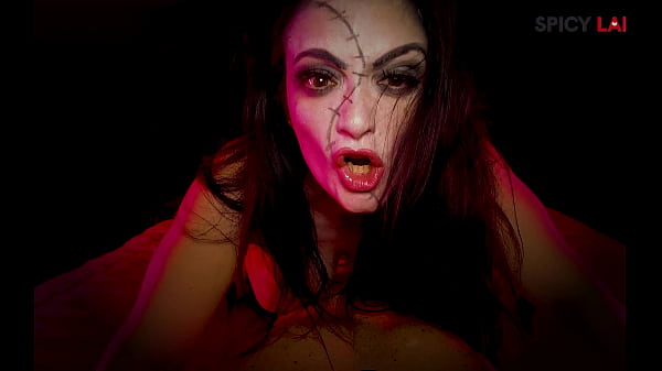 la MILF ninfomane mi fa un pompino la notte di Halloween