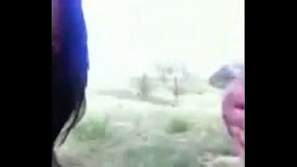 Amatuer girl firend sucking her Bf dick in open park