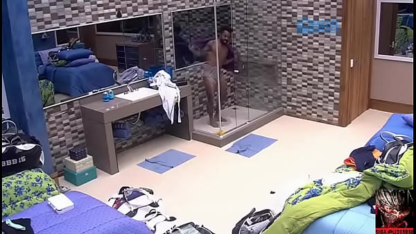 DOUGLAS TOMANDO BANHO