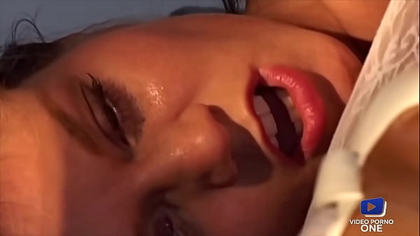 J'adore voir celle blonde pulpeuse m'exciter