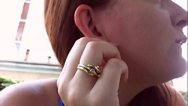 Ti piacciono le orecchie grandi? Non perderti questo video dove Nicoletta si prova alcuni gioielli in giardino