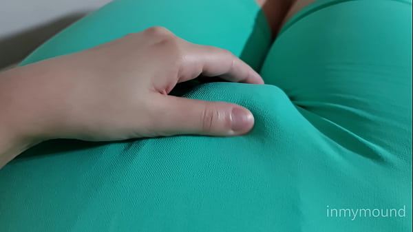 एक प्यारे बिल्ली के साथ किशोर. आप वैक्यूम-पैक लेगिंग के माध्यम से उसके बालों को उसकी चूत पर देख सकते हैं  