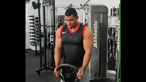 academia com cabo numa sala de muscula&ccedil;&atilde;o com anilha  