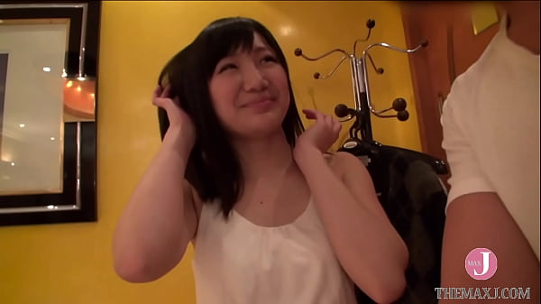 上着を脱がせてエロいボディを撮影開始！