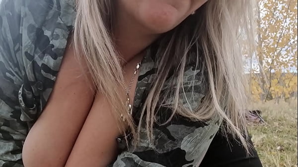 Голые большие сиськи на улице  