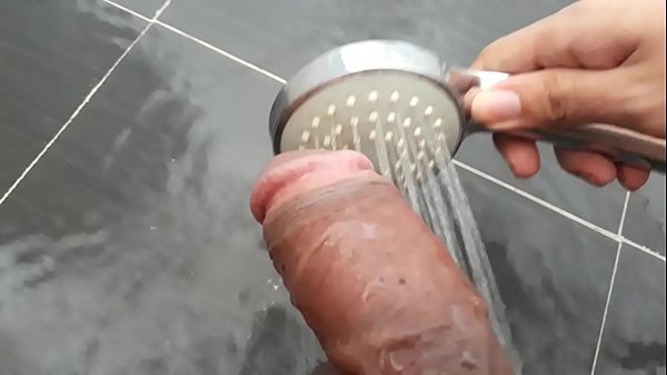 Thủ d&acirc;m bằng v&ograve;i sen