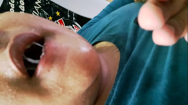 Eu bebendo meu pr&oacute;prio leitinho