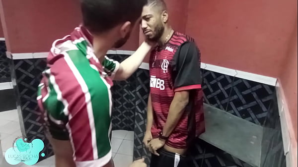 Lucao pegando James  