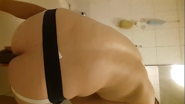 穿著後空被假屌幹插