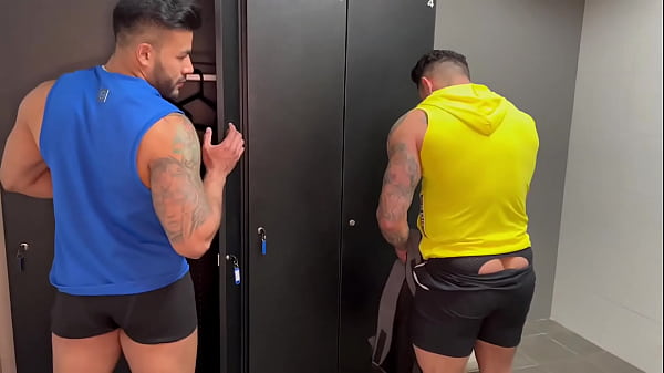 Favio Vador baise bareback le bon gros cul lisse et tatou&eacute; de Freddy Salvador [Free 5 mn]