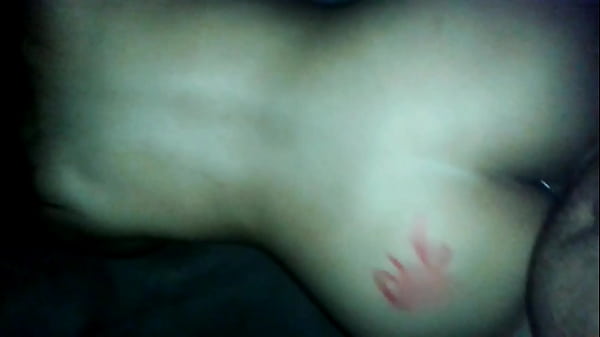 O corno recebe o Macho na casa dele, oferece a esposa e ainda &eacute; humilhado!! 