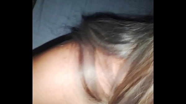 Mi prima putita d&aacute;ndome una rica mamada en el hotel  