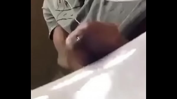 Neguinho dotado gozando  