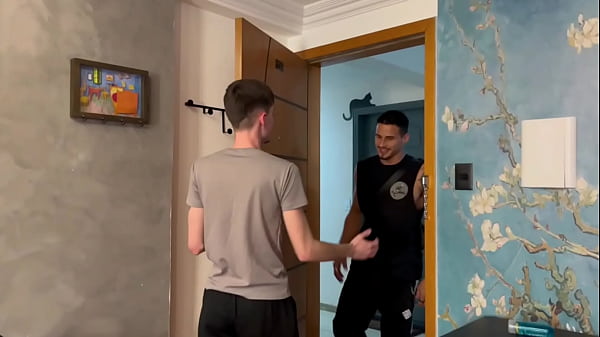 Contratei um personal pra treinar meu amigo e eu mas ele queria mesmo era fuder. - Free 