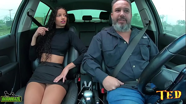 Manoela Fernandes entra no carro e fica toda pelada nas ruas de Mongagu&aacute; 