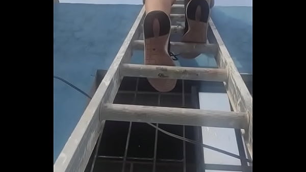 PARA REVISAR EL TRABAJO DE LOS FONTANEROS ME TOCO SUBIR LA ESCALERA EN ROPA INTERIOR