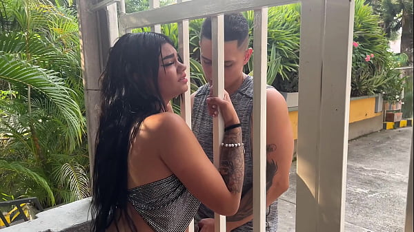 Jardinero me folla a trav&eacute;s de la reja cuando mi novio no est&aacute; en casa