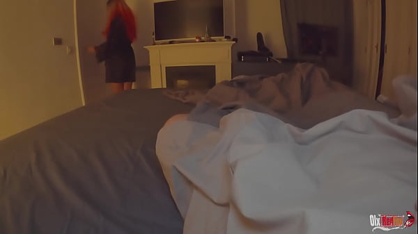 Hijastro follado joven madrastra y correrse en su culo en su cama