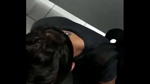 Andr&eacute; Leme @oandreleme Branquinho me mamando no banheiro do terminal Pinheiros, em SP. 