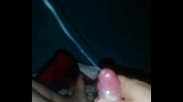 Disparos potentes de semen sacando la &uacute;ltima gota